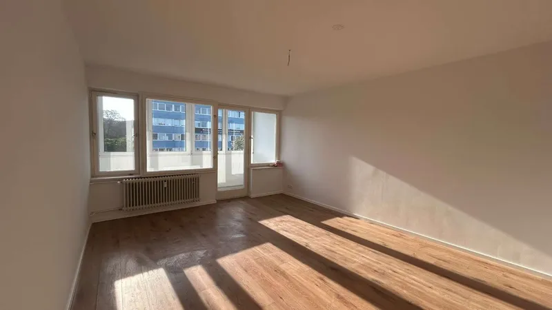 Modernisierte 2-Zimmer-Wohnung in zentraler Lage in Schöneberg mit Loggia & Aufzug! — photo 1